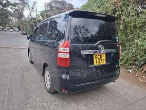 Toyota Noah 2.0 158hp FWD (8 Seater) 2011 Black