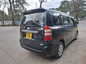 Toyota Noah 2.0 158hp FWD (8 Seater) 2011 Black