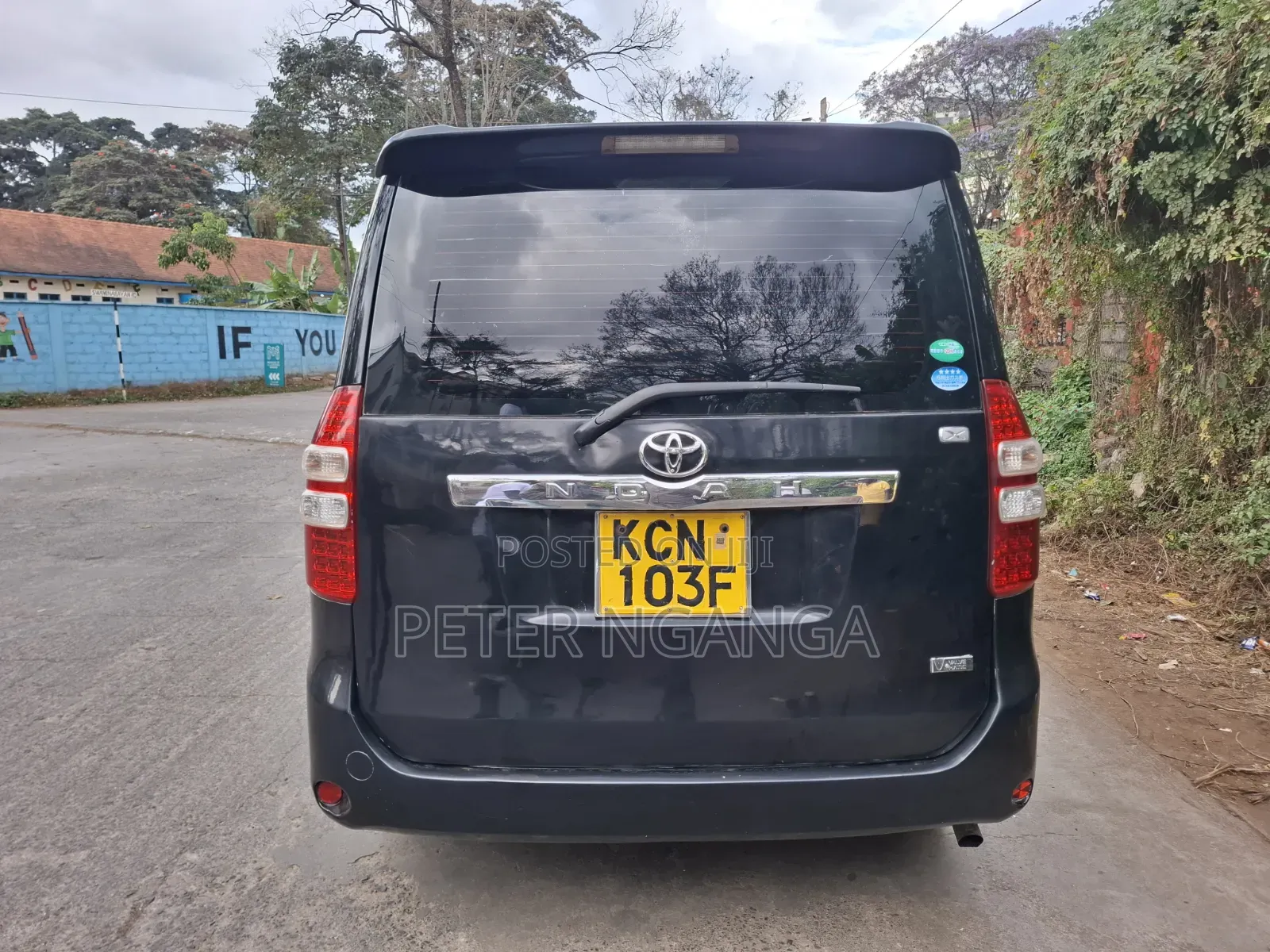 Toyota Noah 2.0 158hp FWD (8 Seater) 2011 Black