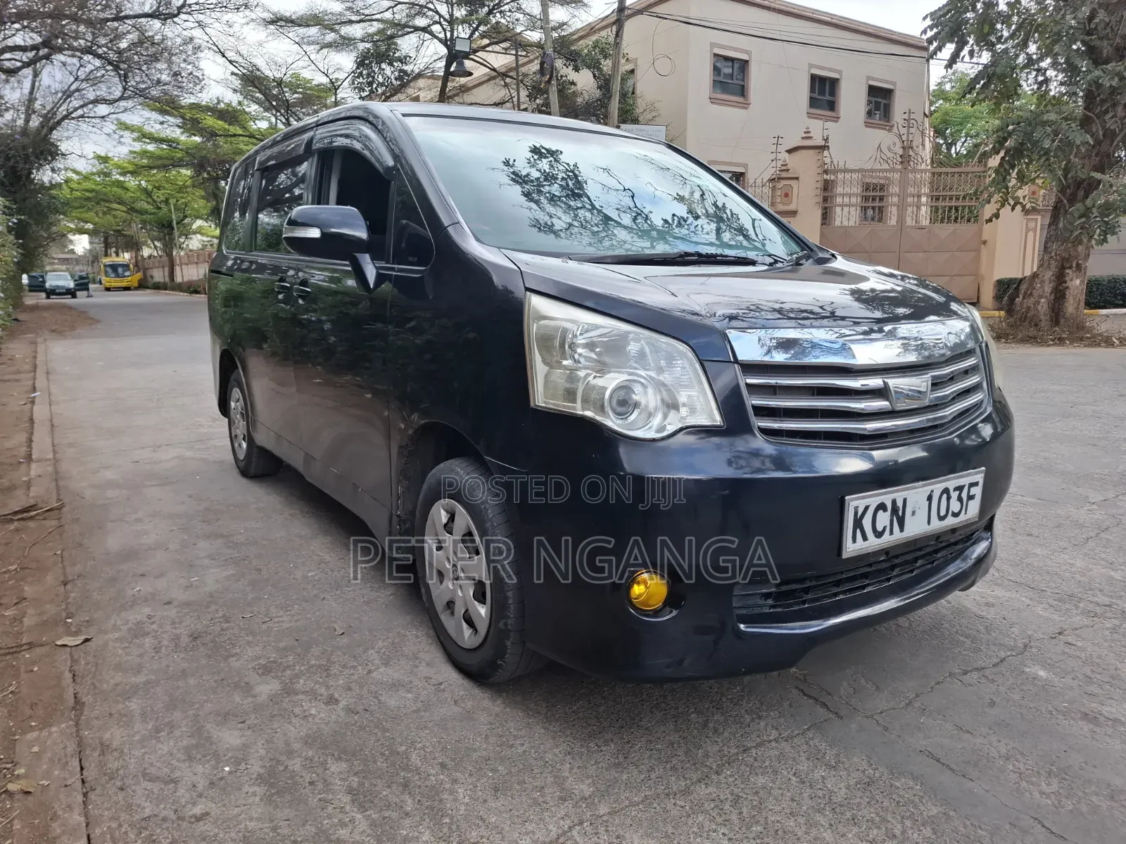 Toyota Noah 2.0 158hp FWD (8 Seater) 2011 Black