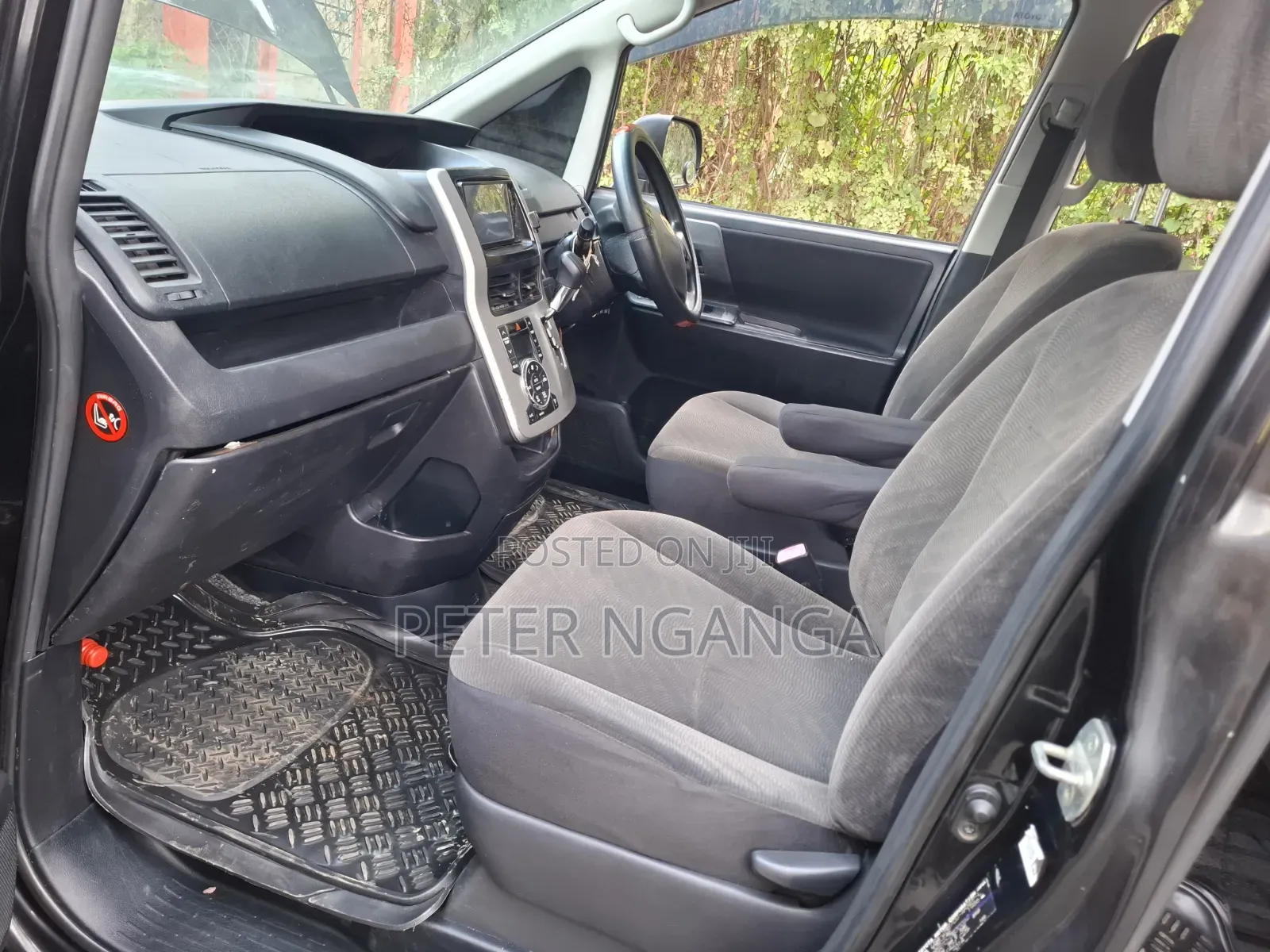 Toyota Noah 2.0 158hp FWD (8 Seater) 2011 Black