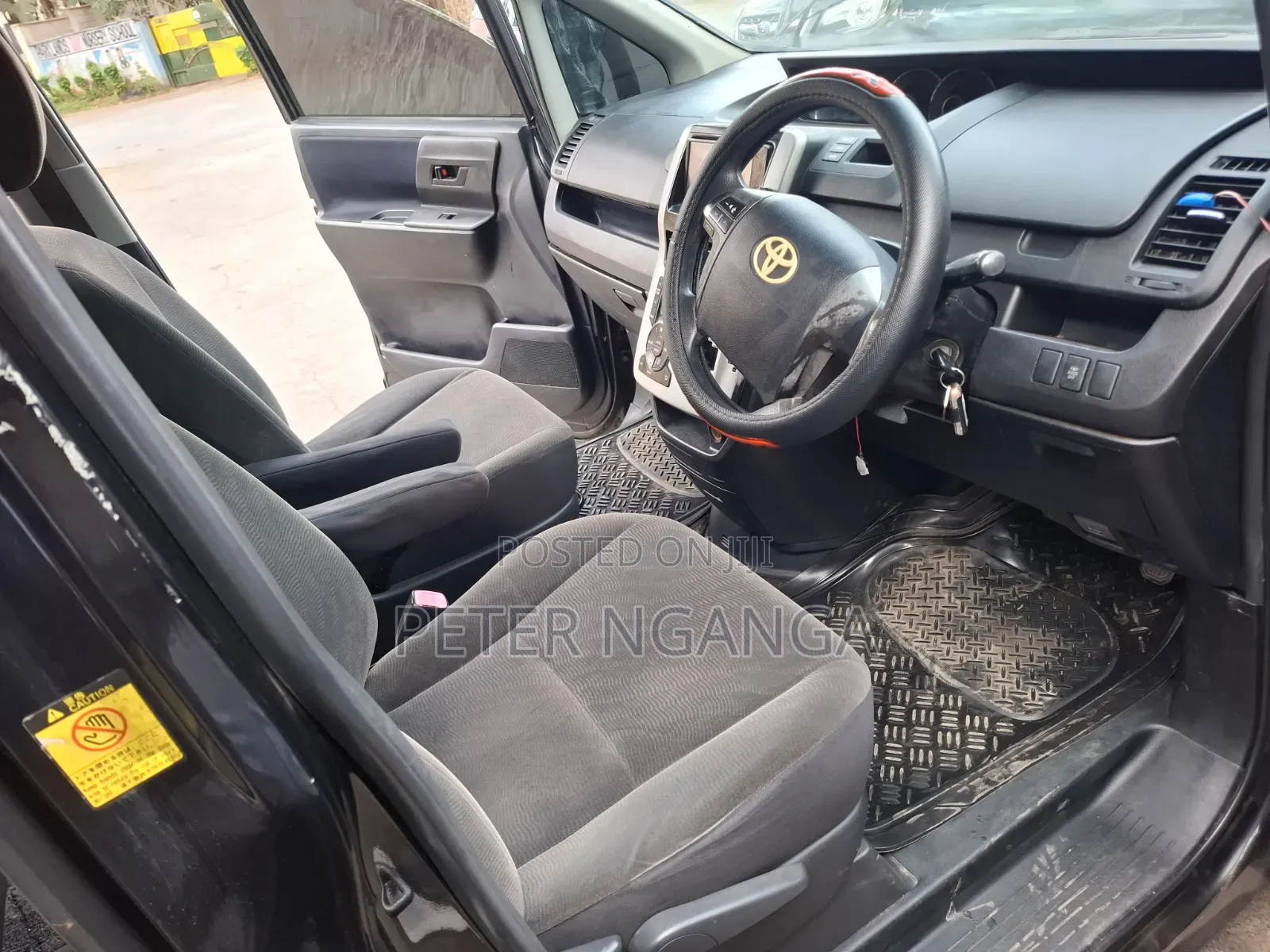 Toyota Noah 2.0 158hp FWD (8 Seater) 2011 Black