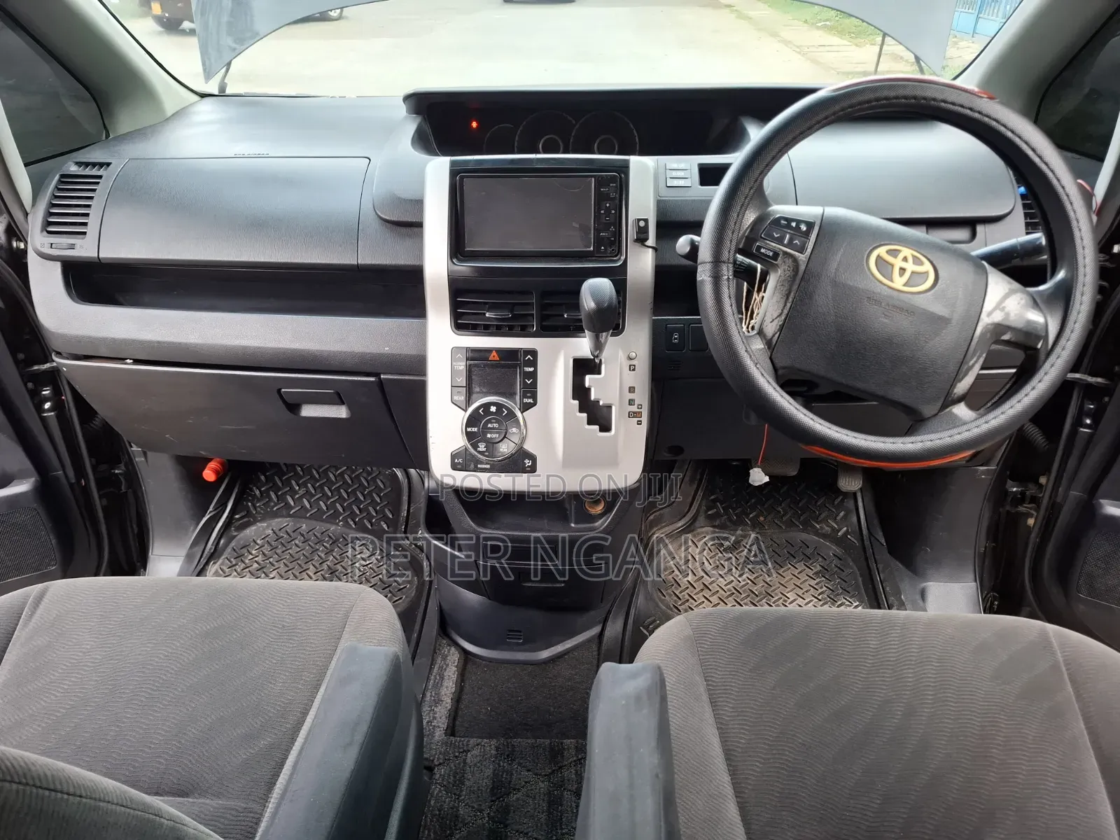 Toyota Noah 2.0 158hp FWD (8 Seater) 2011 Black
