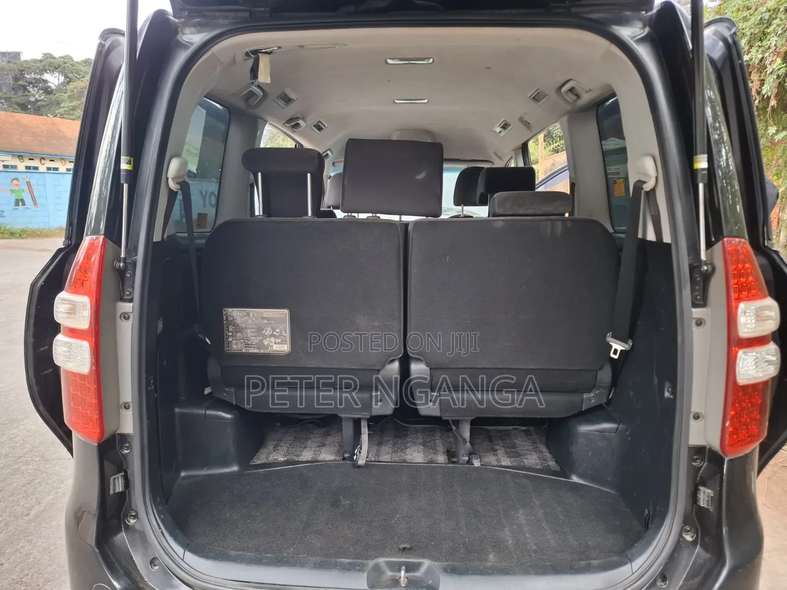 Toyota Noah 2.0 158hp FWD (8 Seater) 2011 Black