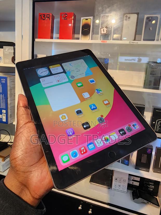 Apple iPad 9.7 32 GB Gray - thumbnail 2