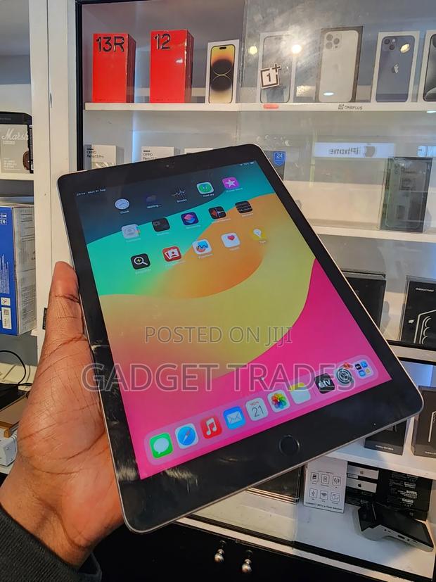 Apple iPad 9.7 32 GB Gray - thumbnail 3