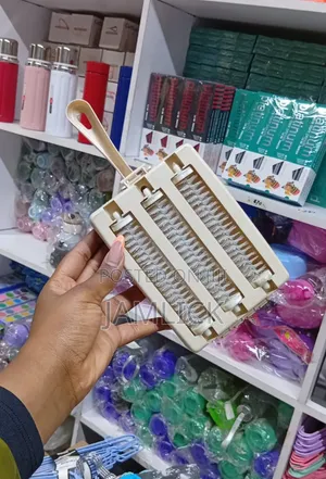 3-Line Mini Carpet Brush - Rd