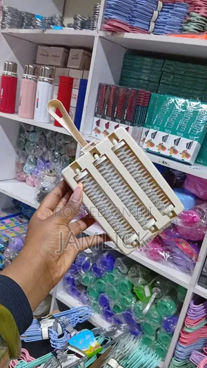 3-Line Mini Carpet Brush - Rd