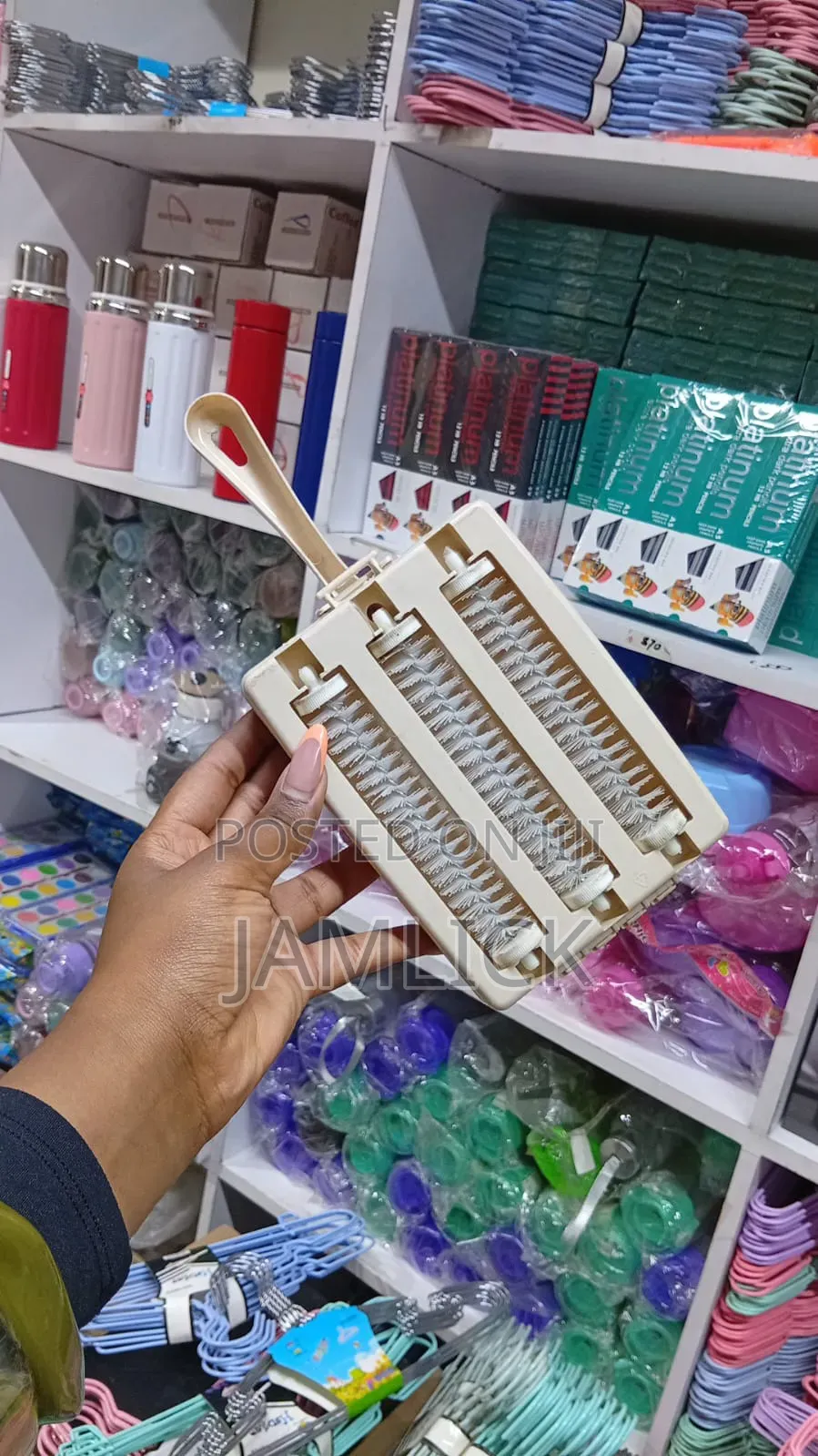 3-Line Mini Carpet Brush - Rd