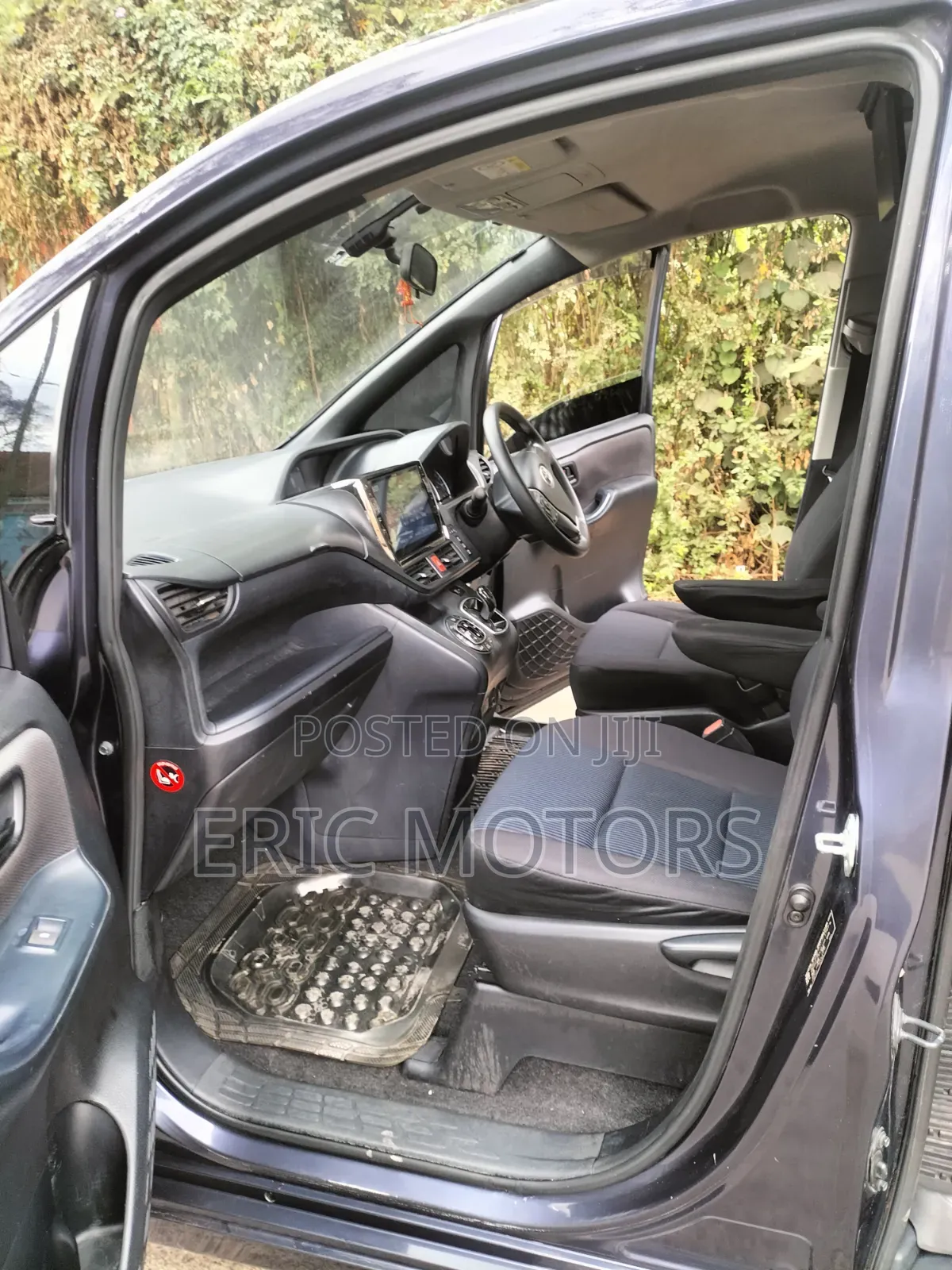 Toyota Voxy Hybrid V 2WD 7-Seater 2014 Blue