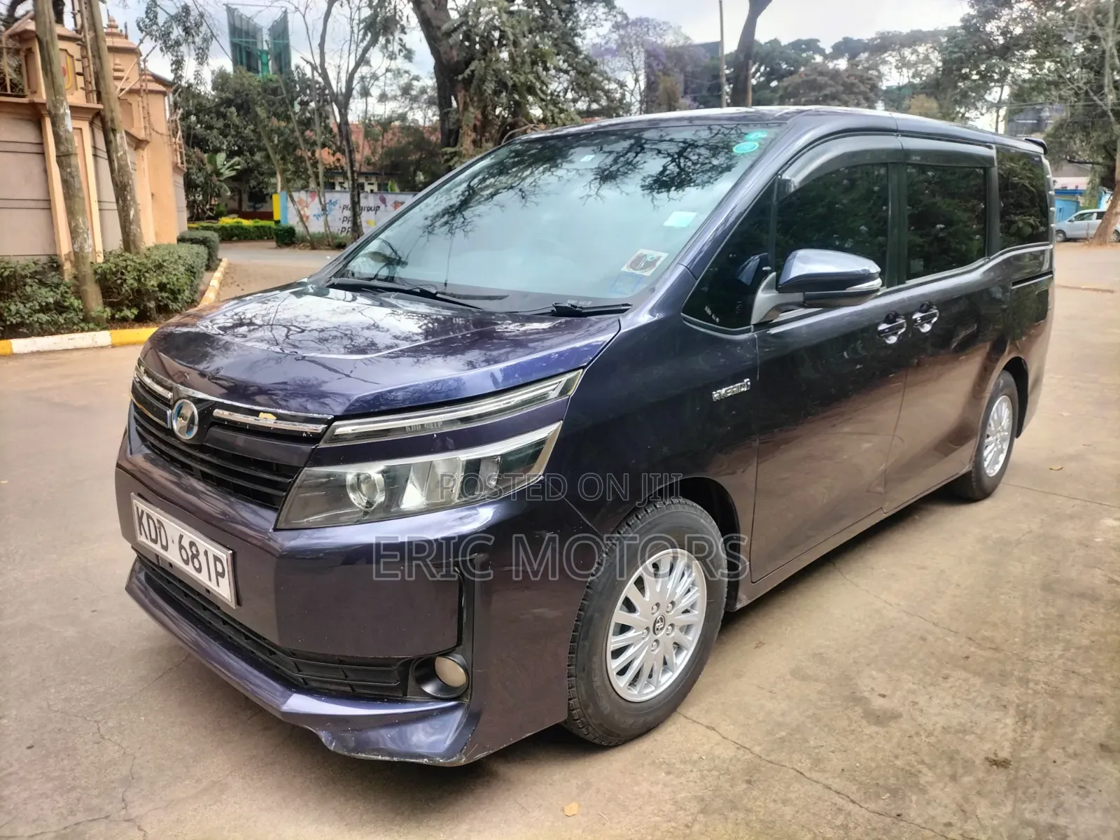 Toyota Voxy Hybrid V 2WD 7-Seater 2014 Blue