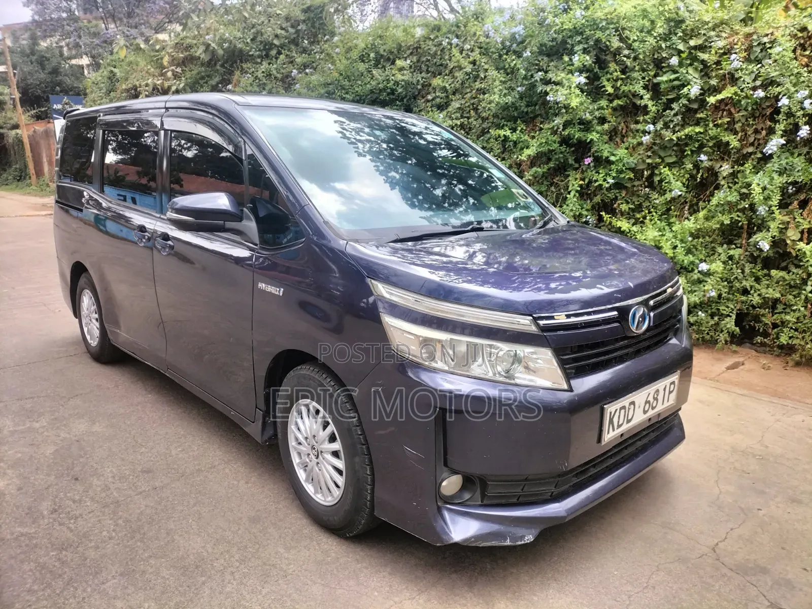 Toyota Voxy Hybrid V 2WD 7-Seater 2014 Blue