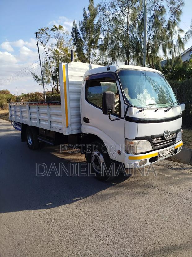 Hino Truck 2009 White