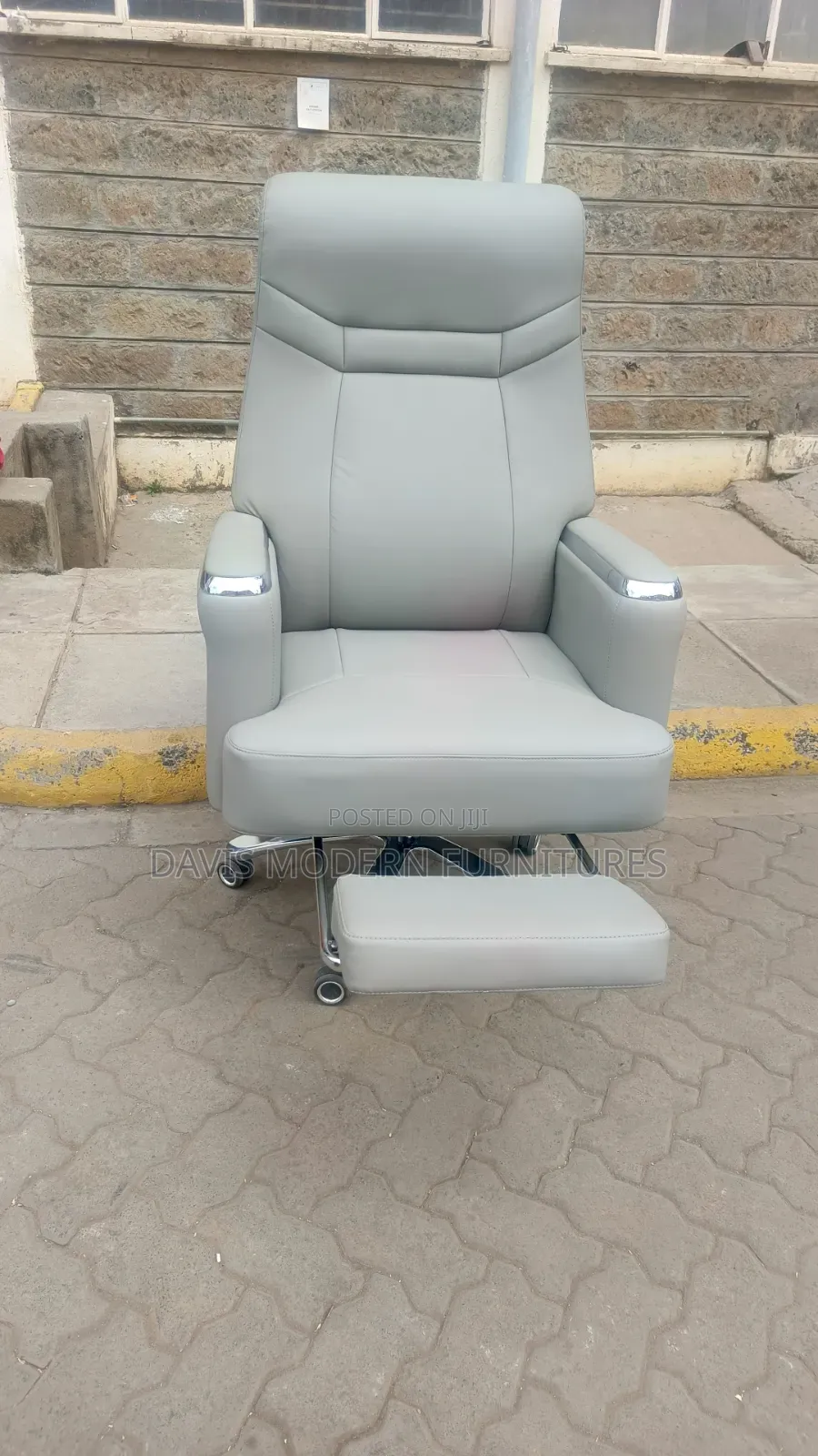 Light Gray Footrest Office Chair