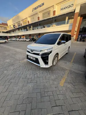 Toyota Voxy X Side Lift-Up Tilt Seat 4WD 7-Seater 2018 White