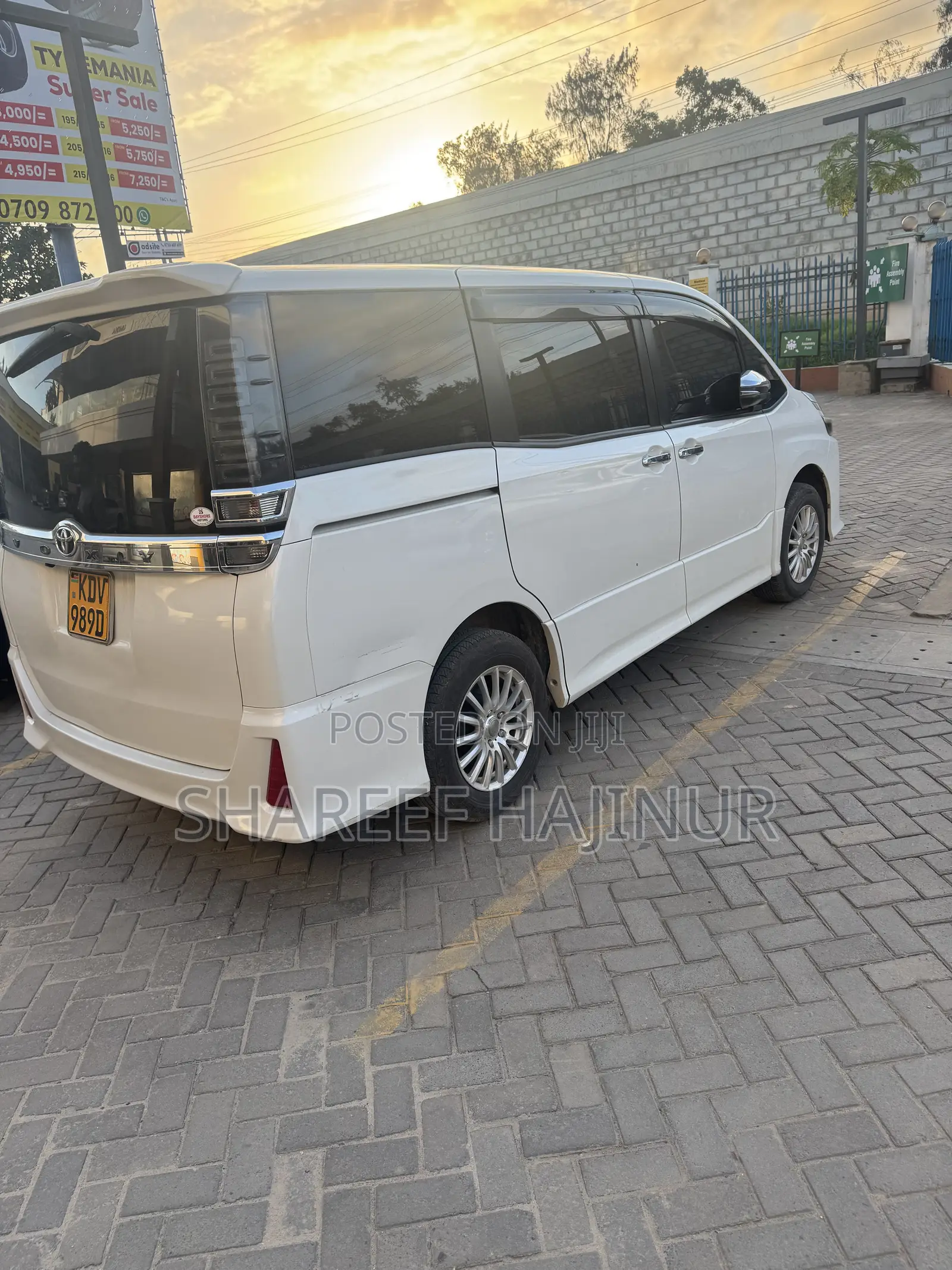 Toyota Voxy X Side Lift-Up Tilt Seat 4WD 7-Seater 2018 White