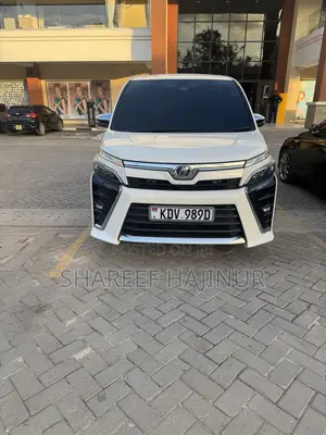 Toyota Voxy X Side Lift-Up Tilt Seat 4WD 7-Seater 2018 White