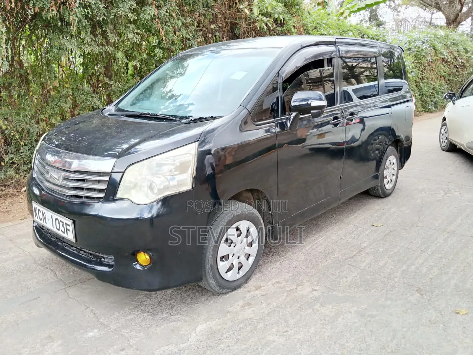Toyota Noah 2.0 158hp FWD (8 Seater) 2010 Black