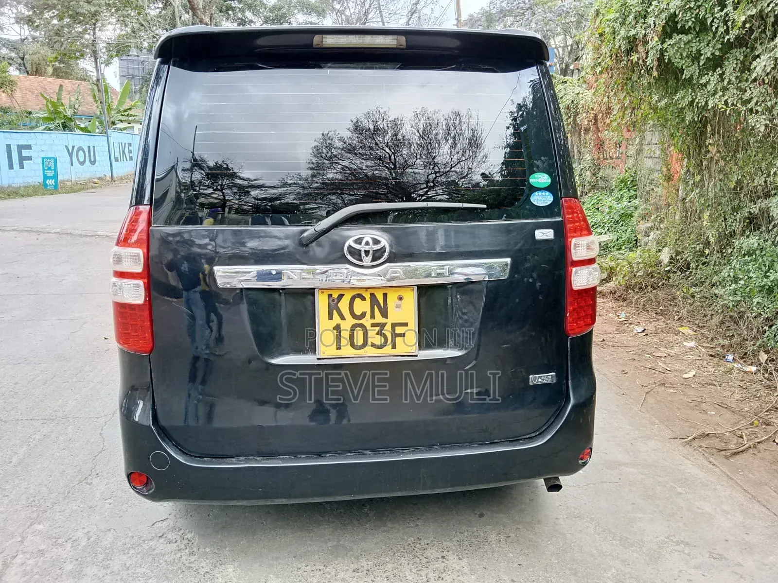 Toyota Noah 2.0 158hp FWD (8 Seater) 2010 Black