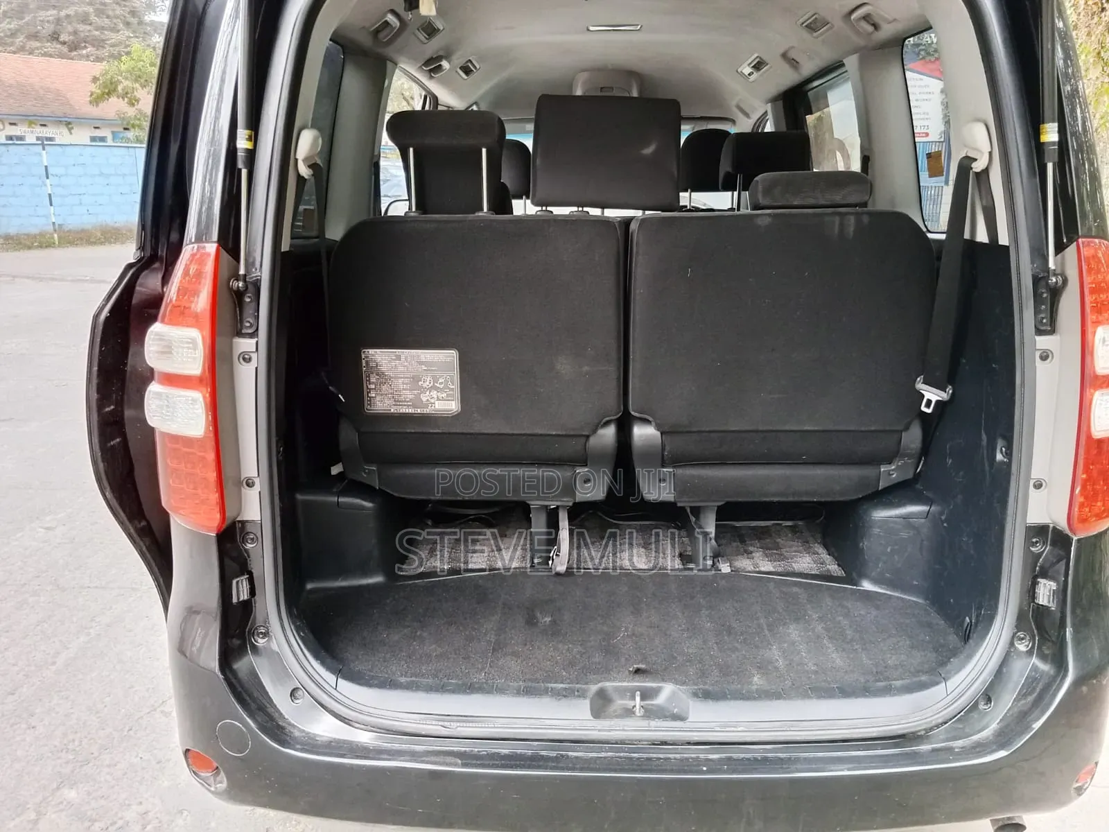 Toyota Noah 2.0 158hp FWD (8 Seater) 2010 Black