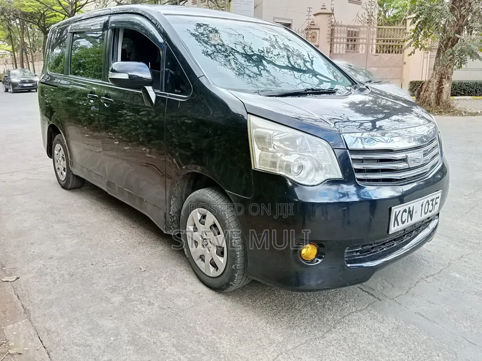 Toyota Noah 2.0 158hp FWD (8 Seater) 2010 Black