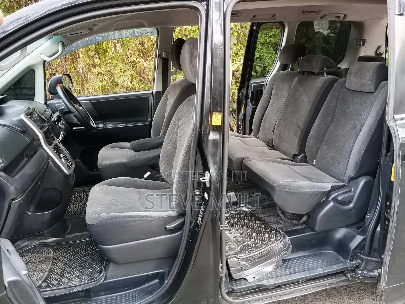 Toyota Noah 2.0 158hp FWD (8 Seater) 2010 Black