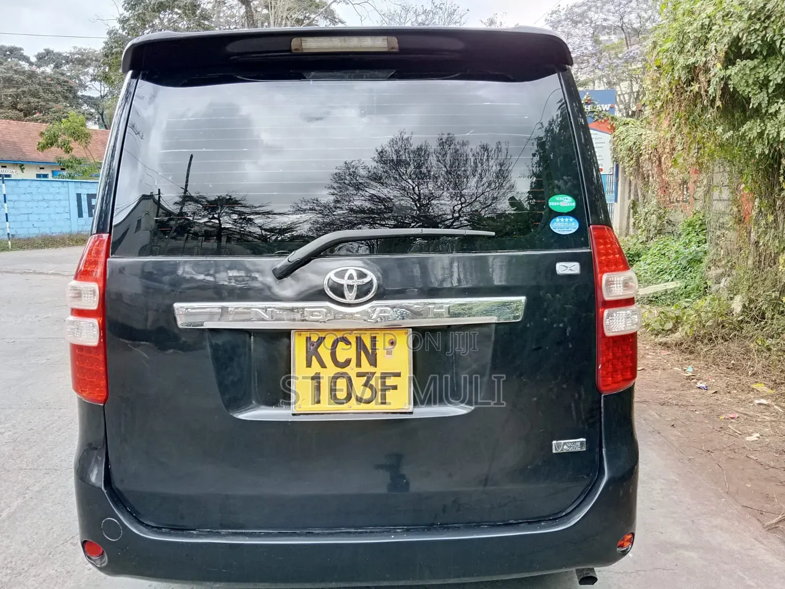 Toyota Noah 2.0 158hp FWD (8 Seater) 2010 Black