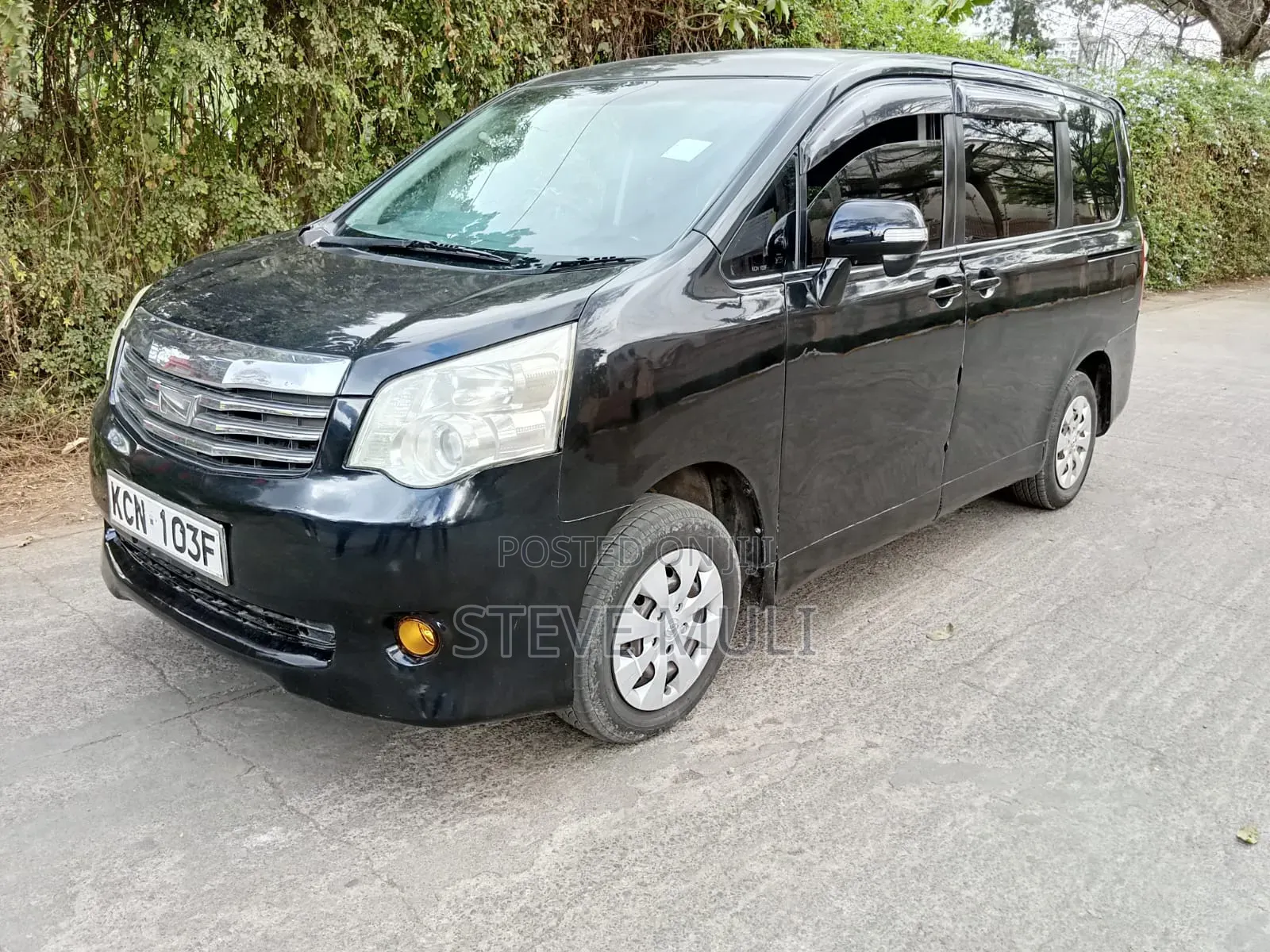 Toyota Noah 2.0 158hp FWD (8 Seater) 2010 Black