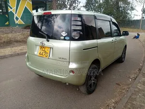 Toyota Sienta 2010 Green