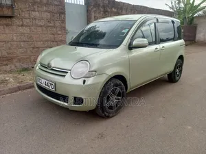 Toyota Sienta 2010 Green