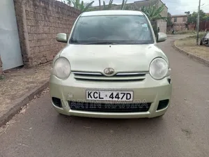 Toyota Sienta 2010 Green