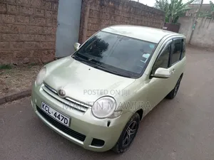 Toyota Sienta 2010 Green