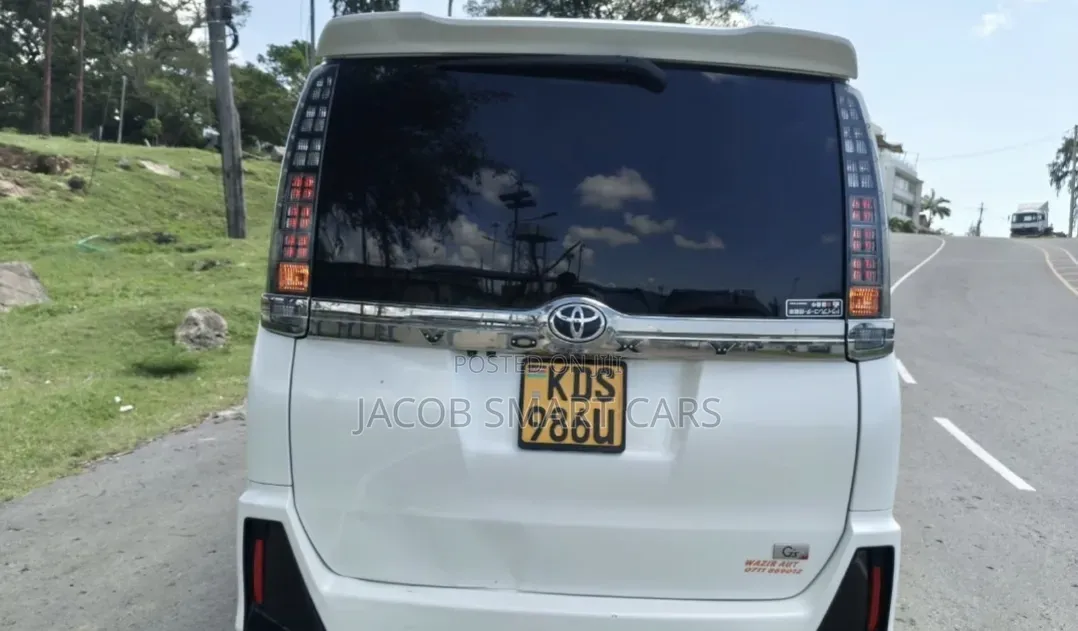 Toyota Voxy 2017 White