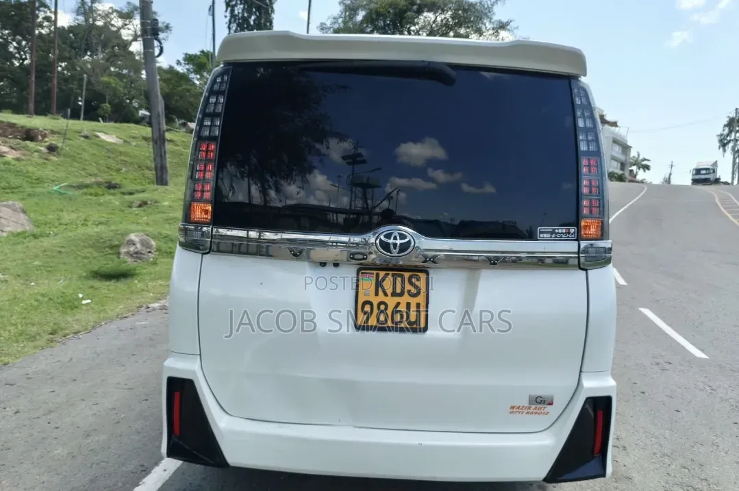 Toyota Voxy 2017 White