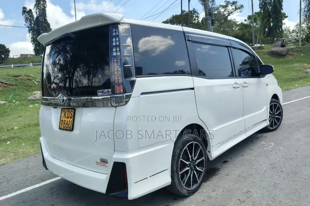 Toyota Voxy 2017 White