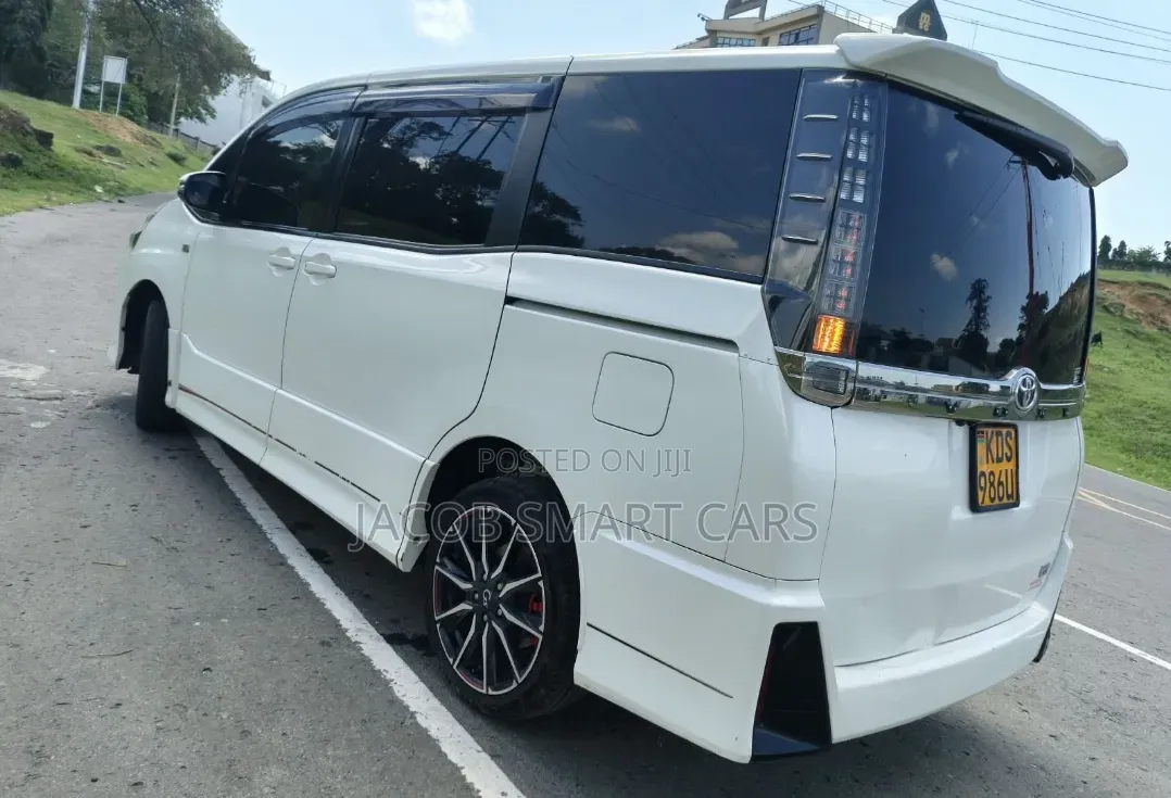 Toyota Voxy 2017 White
