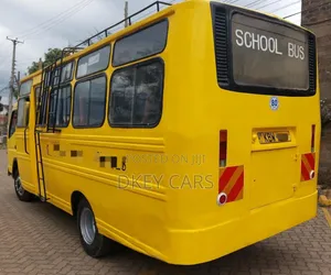 Mitsubishi Fuso Canter 2013 Yellow