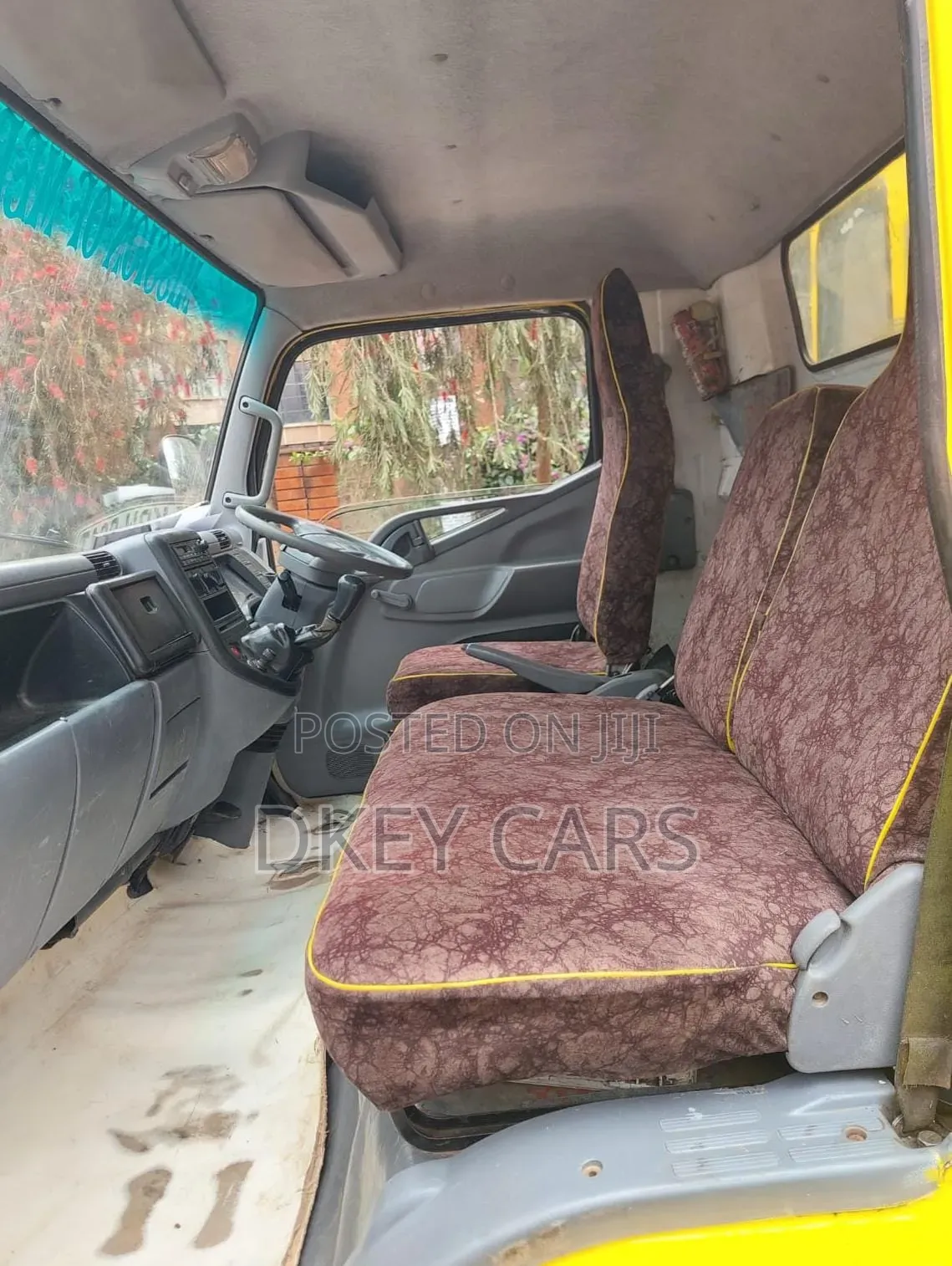 Mitsubishi Fuso Canter 2013 Yellow