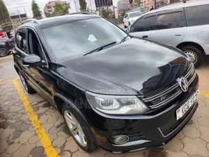 Volkswagen Tiguan S with Sunroof 2013 Black