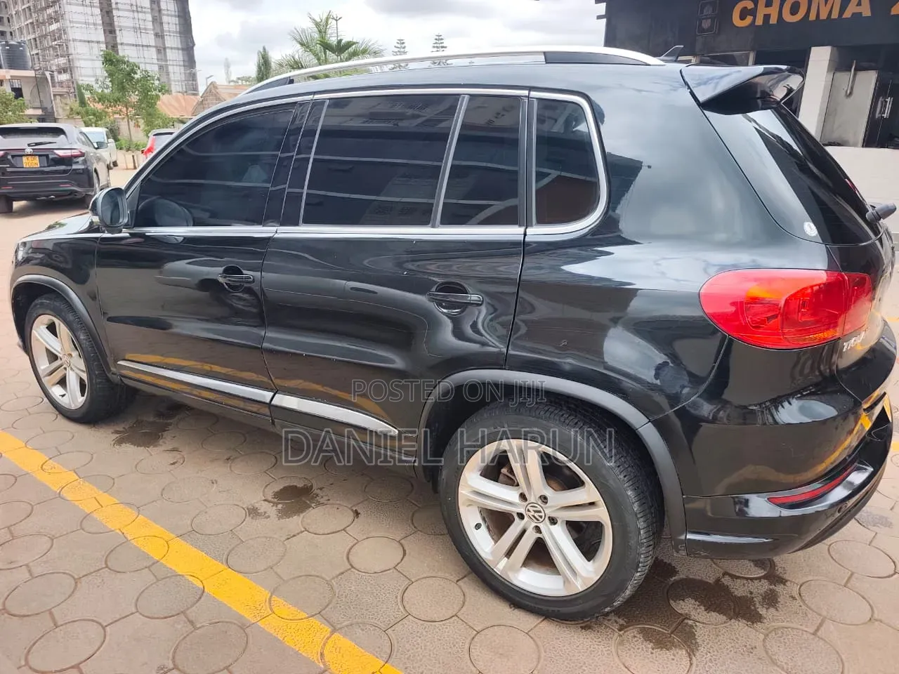 Volkswagen Tiguan S with Sunroof 2013 Black