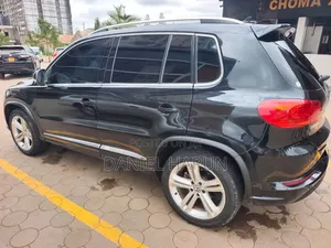 Volkswagen Tiguan S with Sunroof 2013 Black