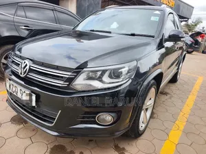 Volkswagen Tiguan S with Sunroof 2013 Black