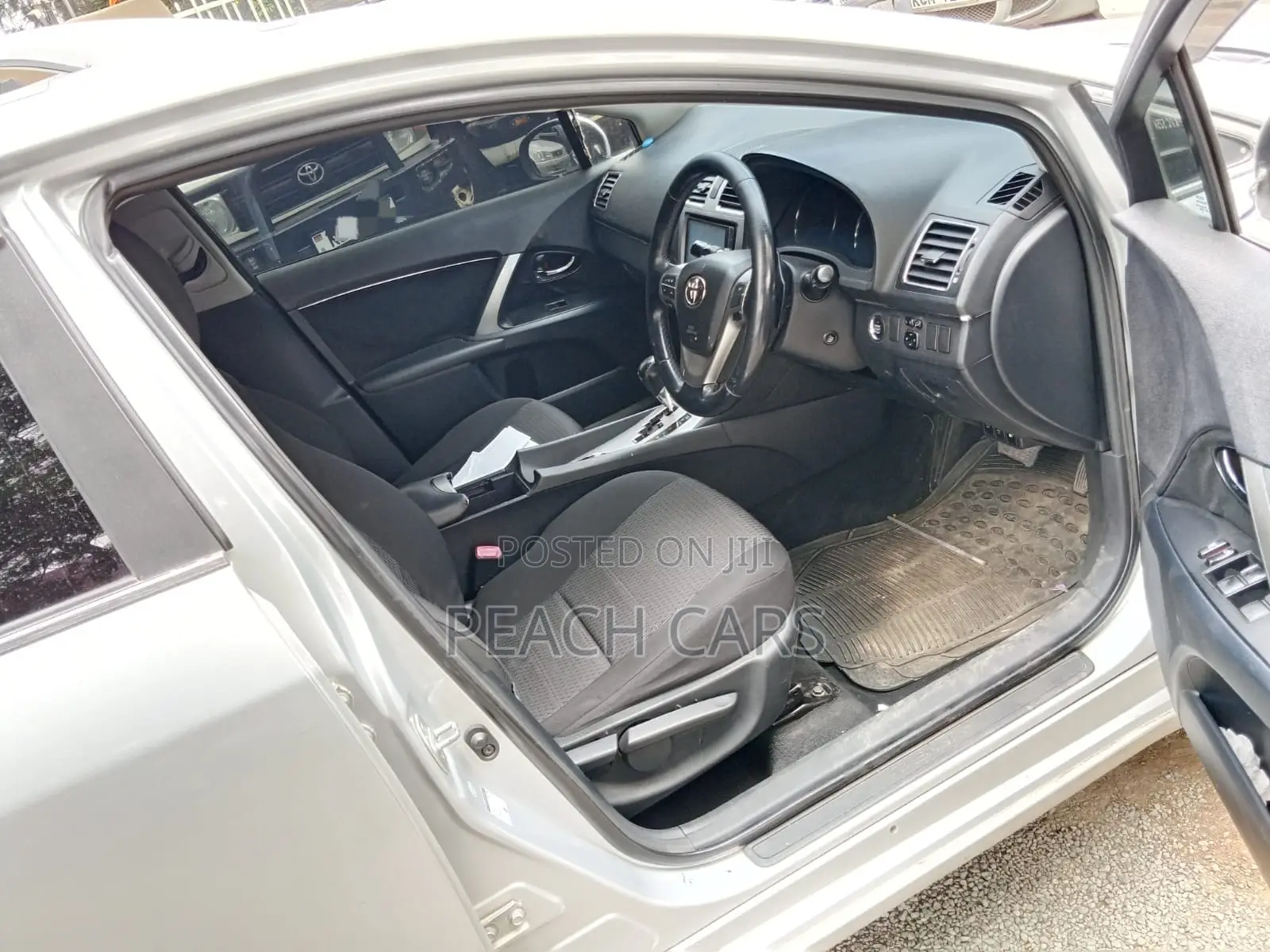 Toyota Avensis 2014 Silver