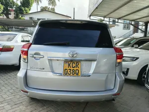 Toyota Vanguard 2011 Silver