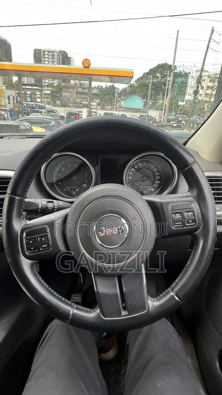 Jeep Grand Cherokee Laredo 4X4 2013 Brown