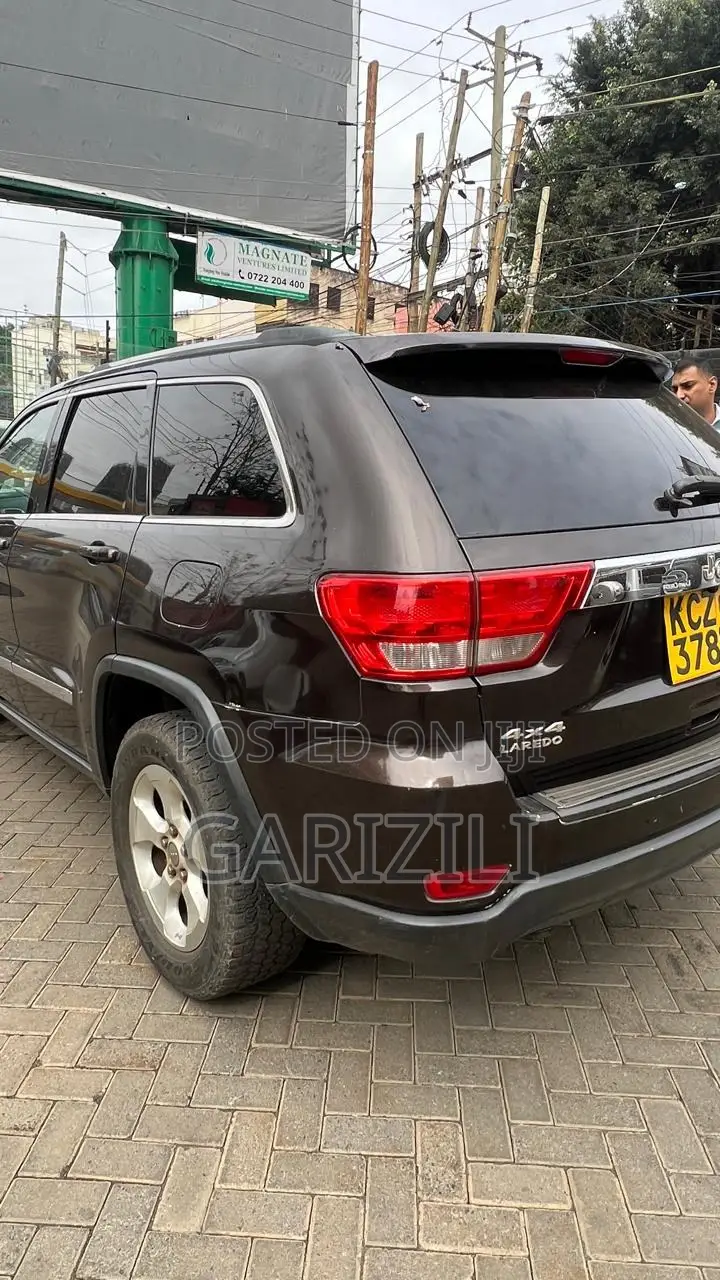 Jeep Grand Cherokee Laredo 4X4 2013 Brown