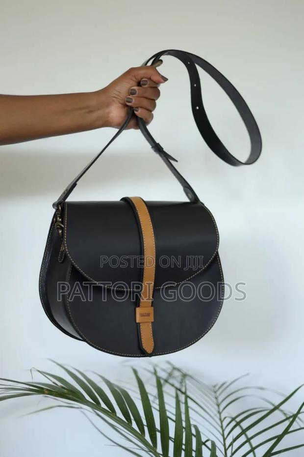 Leather Shoulder Bag - Round Base - thumbnail 4