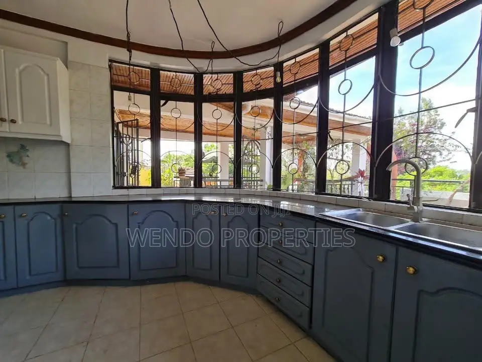 3bdrm Penthouse in Raphta Road Area for rent