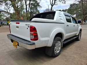 Toyota Hilux 2011 White