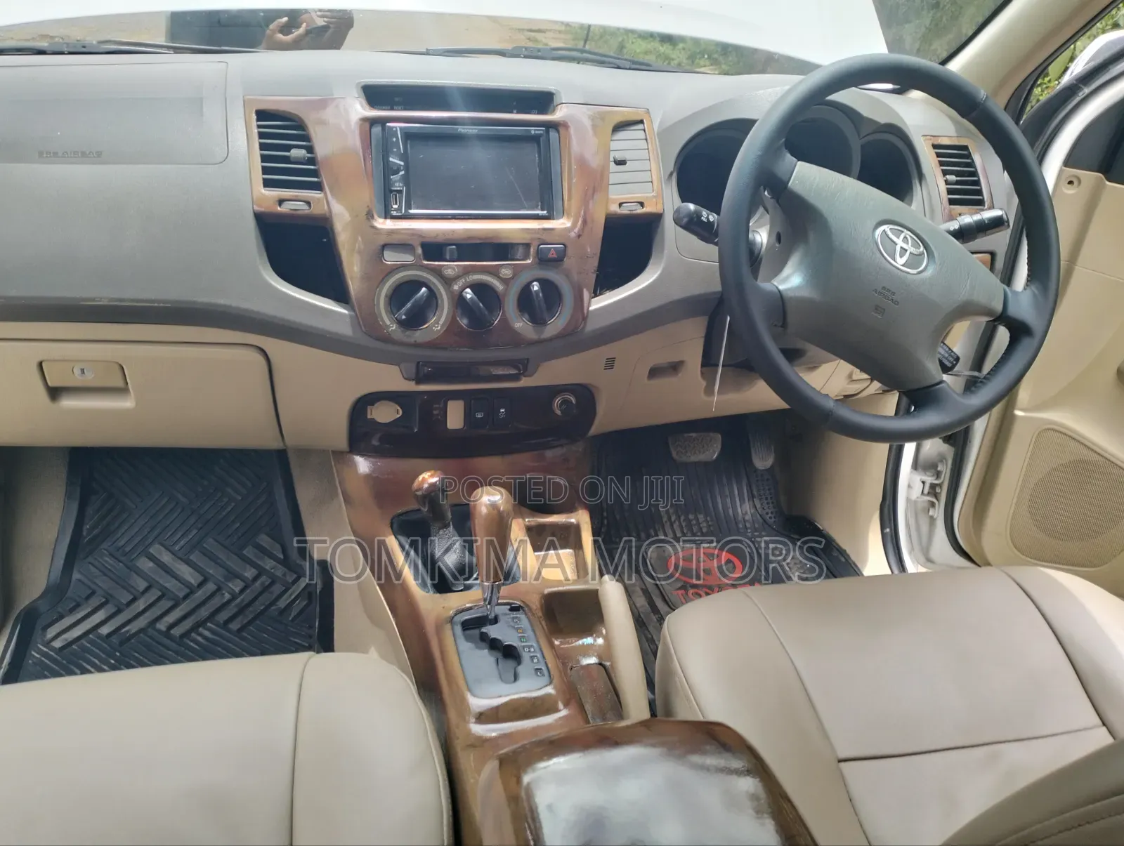 Toyota Hilux 2011 White